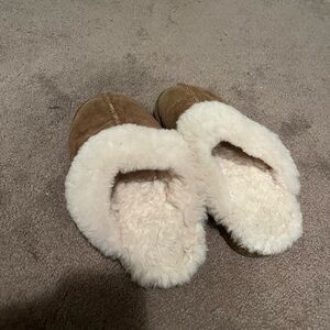 Bearpaw slippers size 8